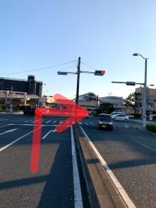 赤塚駅前の交差点を右折します